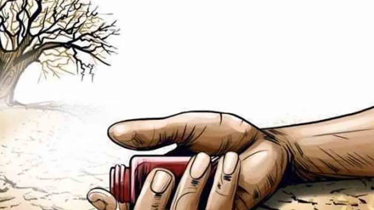 అప్పుల బాధతో గడ్డిమందు తాగిన కౌలు రైతు.. చికిత్స పొందుతూ మృతి