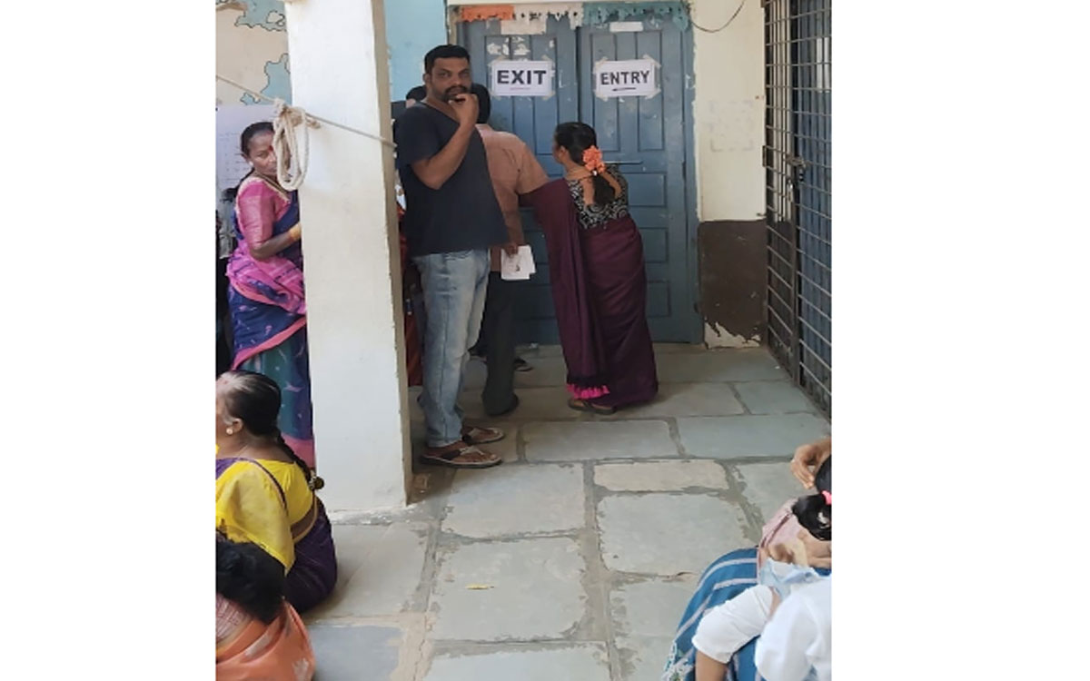 భోజనాల కోసం పోలింగ్ బూత్ డోర్ క్లోజ్