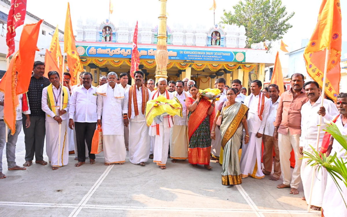 యాద‌గిరి లక్ష్మీనరసింహ స్వామికి పట్టు వస్త్రాలు సమర్పన