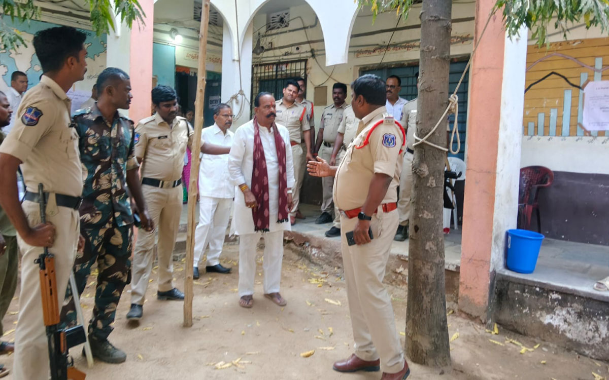 భోజనాల కోసం పోలింగ్ బూత్ డోర్ క్లోజ్