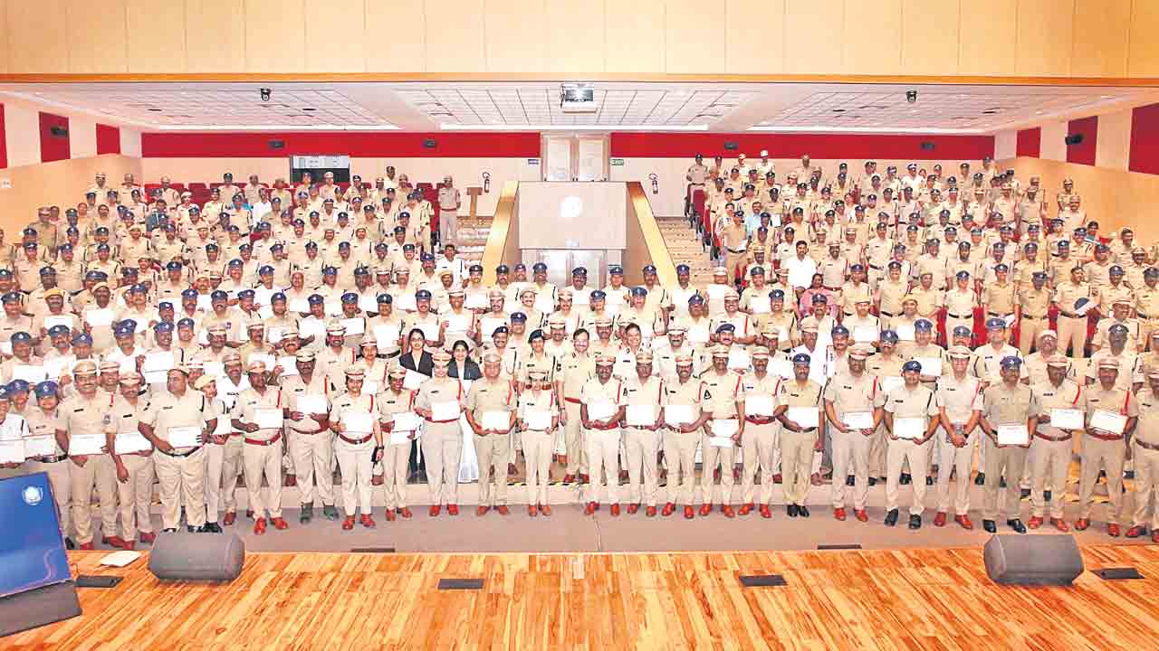 విధులకు అతీతంగా పనిచేసిన పోలీసులకు పురస్కారాలు..!