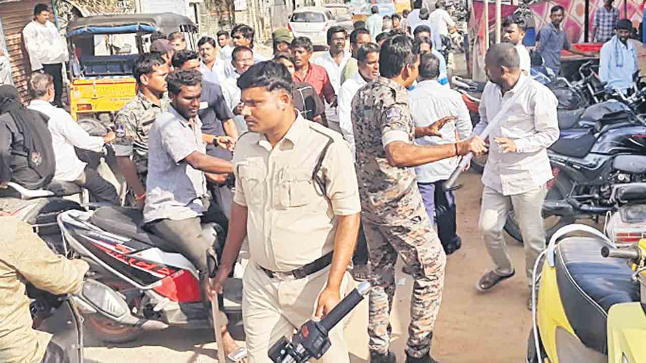 మెదక్‌లో ఉద్రిక్తతల మధ్య పోలింగ్‌.. దౌర్జన్యాలకు దిగిన అధికార కాంగ్రెస్‌ నేతలు.. నర్సాపూర్‌, రామాయంపేటలో దాడులు