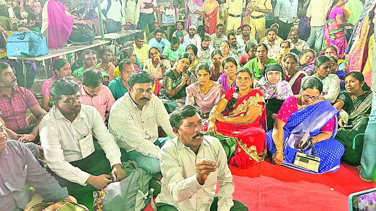 రెమ్యునరేషన్‌లో కోత.. ధర్నాకు దిగిన పోలింగ్‌ సిబ్బంది