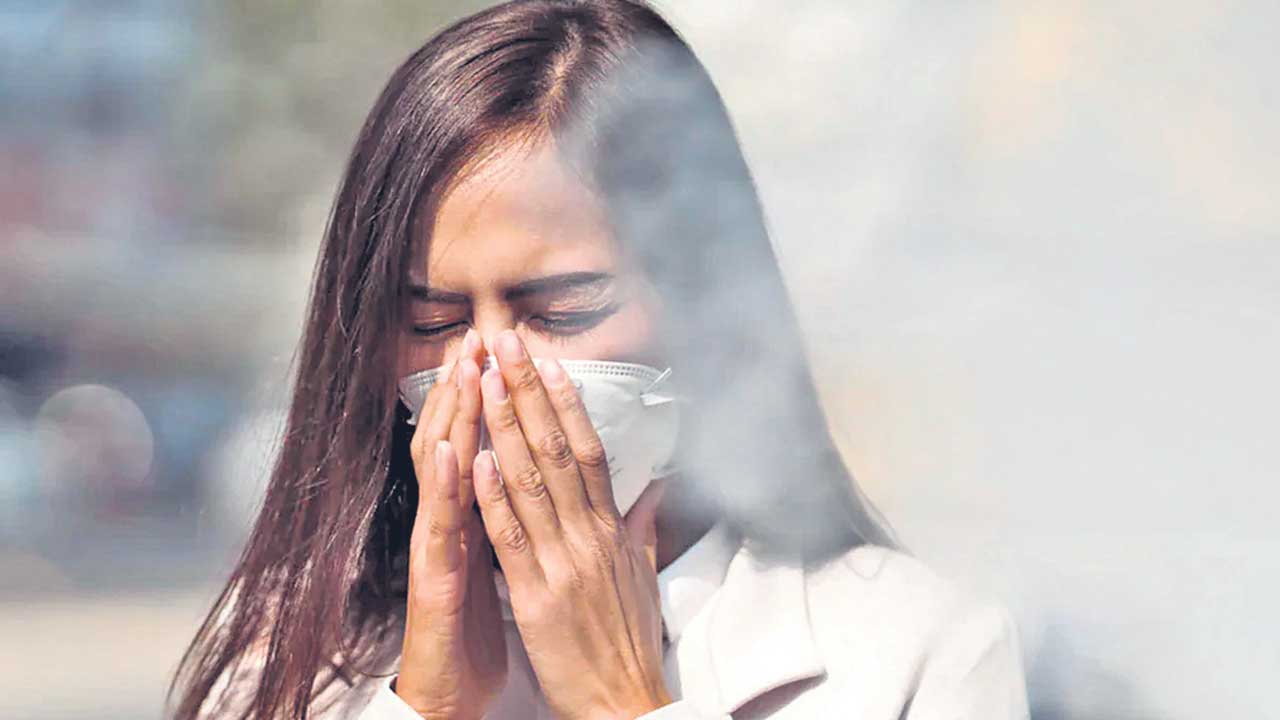 సిటీపైకి విష వాయువులు