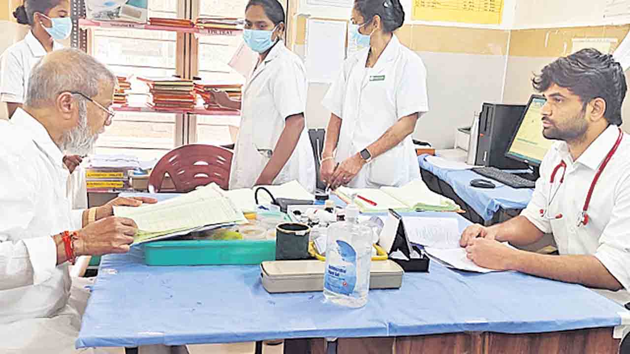 వీళ్లింతే.. తనిఖీలతో సరి.. వైద్యులపై చర్యలేవీ!