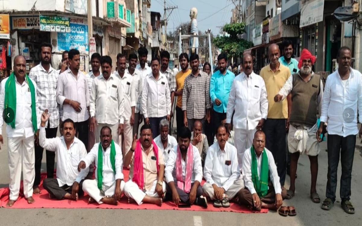 రాజాపేటలో యూరియా కోసం రైతుల‌ నిరసన
