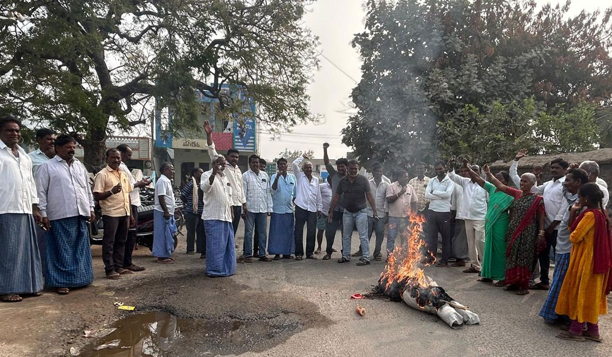 Chigurumamidi | సిట్ నోటీసులకు నిరసనగా చిగురుమామిడిలో చావు డప్పు, ర్యాలీ