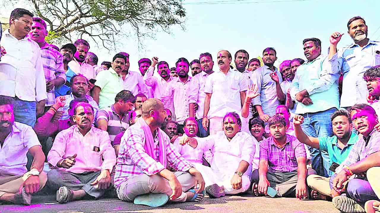 రీకౌంటింగ్‌ చేయాలని వర్ధన్నపేటలో ధర్నా