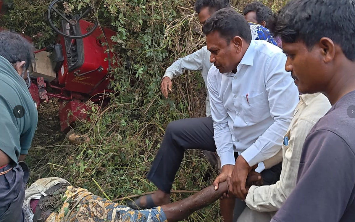 అతివేగంతో ట్రాక్ట‌ర్ బోల్తా.. డ్రైవ‌ర్‌ను రెస్క్యూ చేసిన రేగా కాంతారావు
