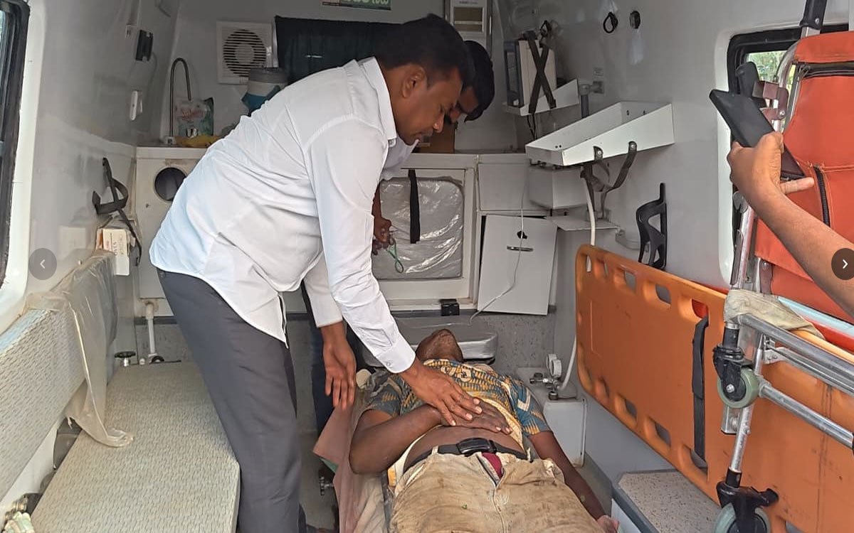 అతివేగంతో ట్రాక్ట‌ర్ బోల్తా.. క్ష‌త‌గాత్రుడిని రెస్క్యూ చేసిన రేగా కాంతారావు