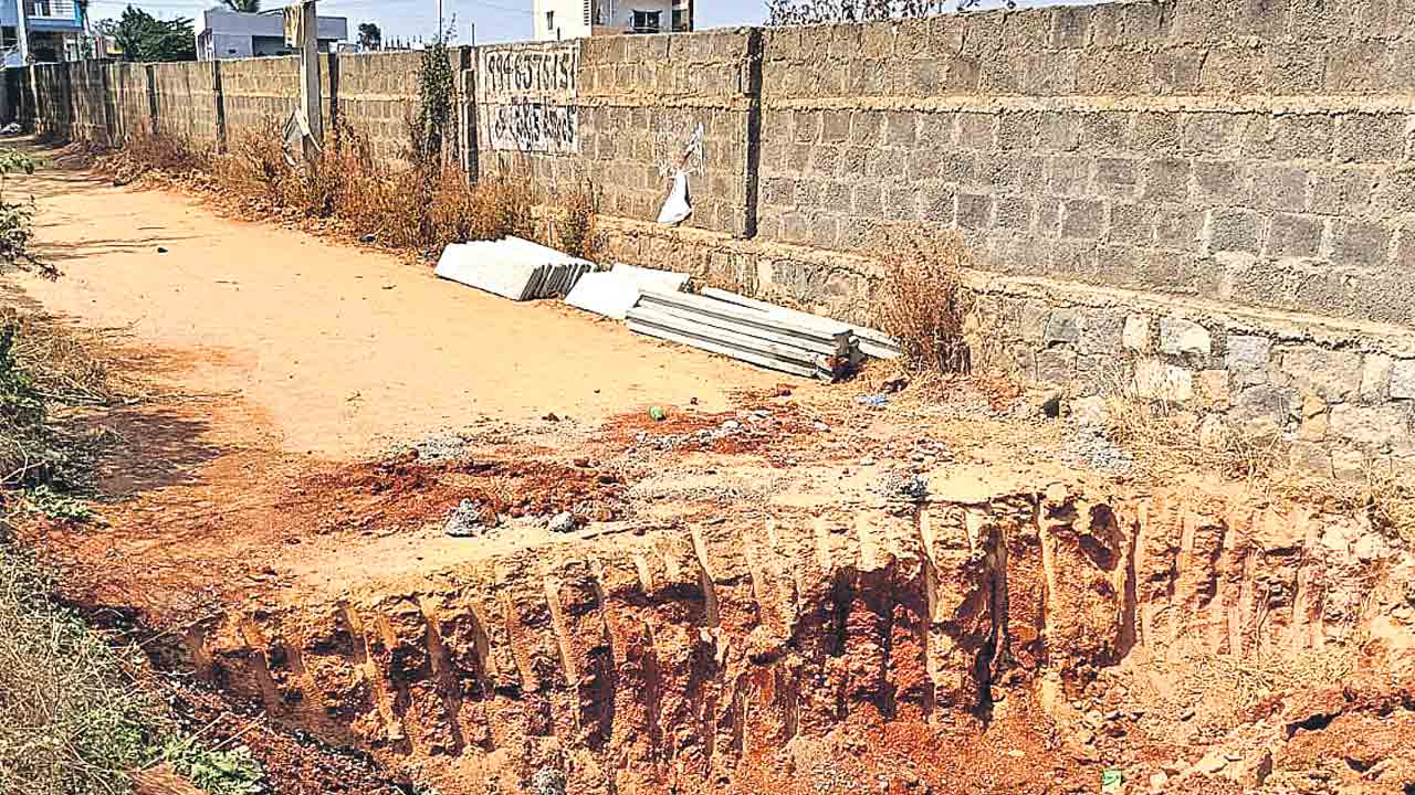 బీఆర్‌ఎస్‌కు ఓటు వేశారని.. రోడ్డు తవ్వేసిన కాంగ్రెస్‌ నేత