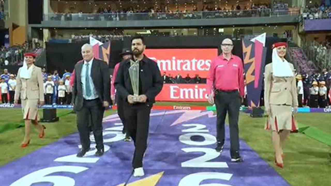 T20 World Cup |  వరల్డ్‌కప్ ట్రోఫీతో రోహిత్ శర్మ.. దద్ధరిల్లిన వాంఖడే.. వీడియో..!