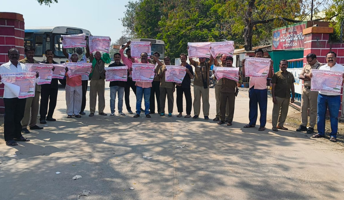 Huzurabad | 24న చలో సెక్రటేరియట్ ధర్నా.. హుజురాబాద్‌లో పోస్టర్‌ను ఆవిష్కరించిన ఆర్‌టీసీ జేఏసీ నాయకులు