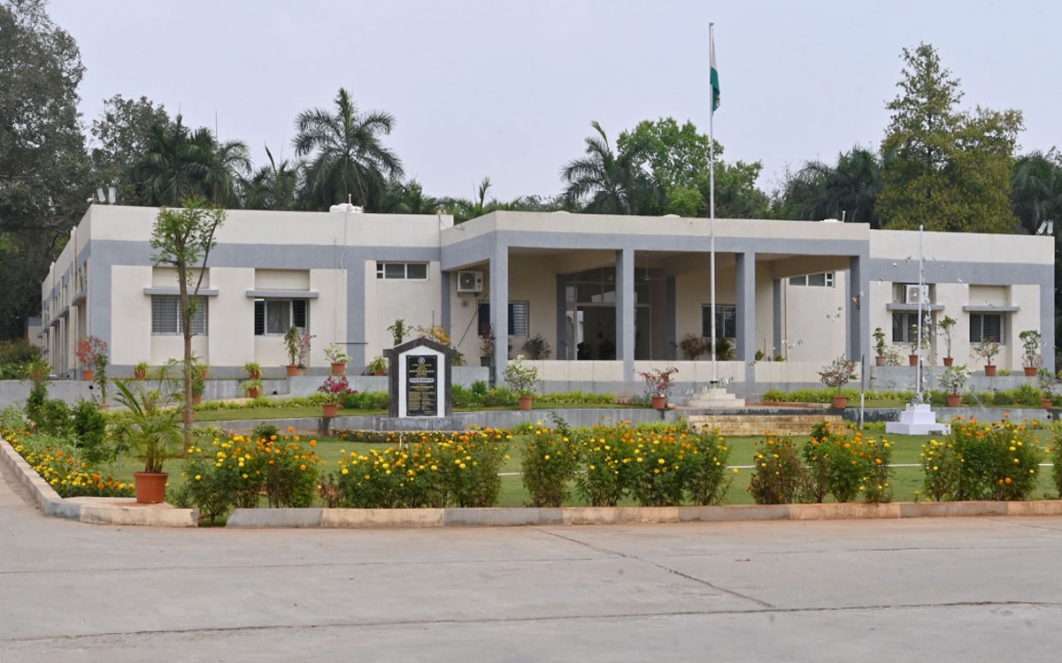 ‘క్యాంటీన్ లేకపాయే.. ఫీడర్ క్యాంటీన్ రాకపాయే’