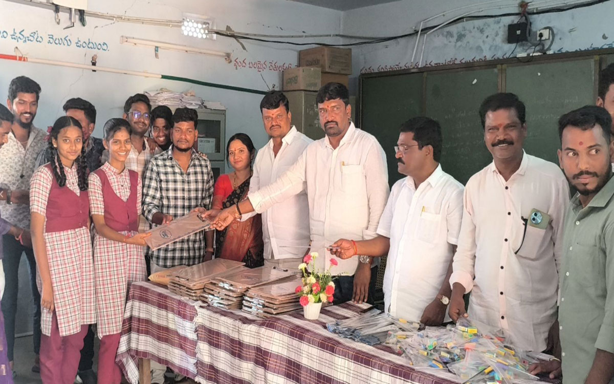 సాయి సేవా ట్రస్ట్ ఆధ్వర్యంలో పరీక్ష ప్యాడ్స్ పంపిణీ