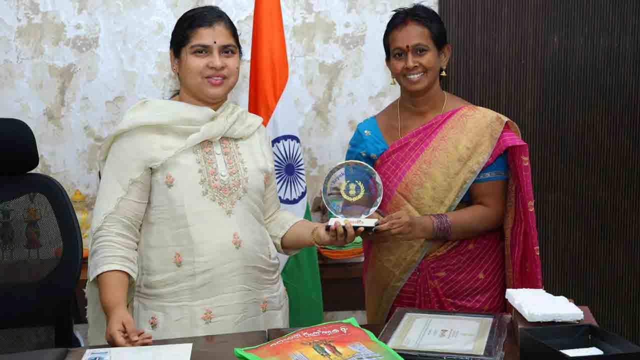 Khila Warangal | ముద్రా లోన్‌తో మహిళా సాధికారత.. శ్రీదేవిని అభినందించిన కలెక్టర్ సత్య శారద