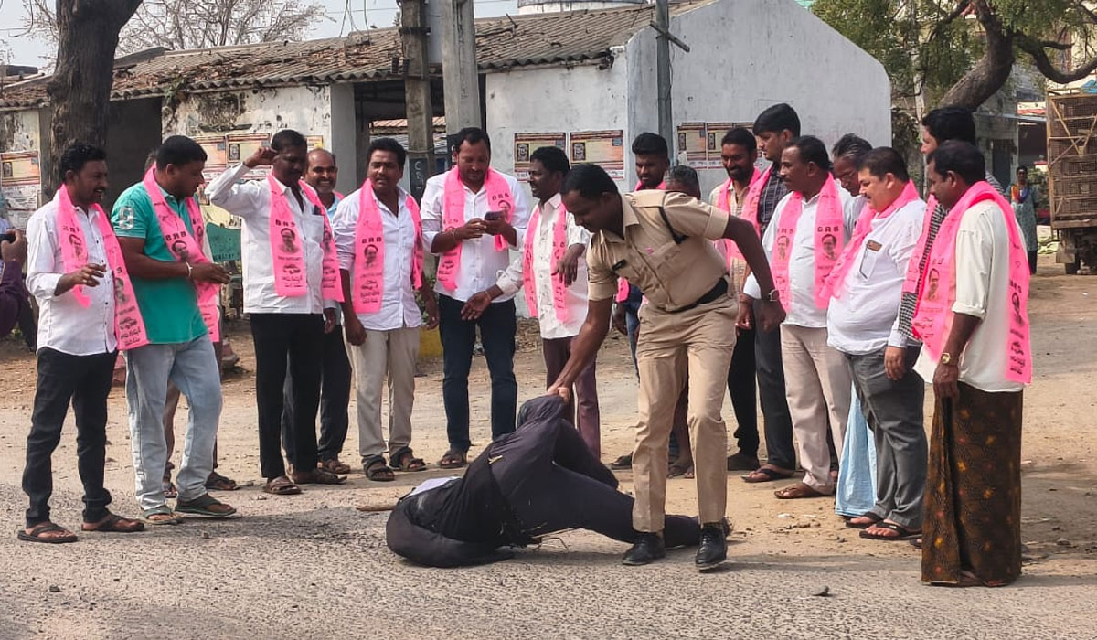 Sarangapur | మాజీ సీఎం కేసీఆర్ కు సీట్ నోటీలు ఇవ్వడంపై పెంబట్ల, బీర్ పూర్ లలో బీఆర్ఎస్ నాయకుల నిరసనలు