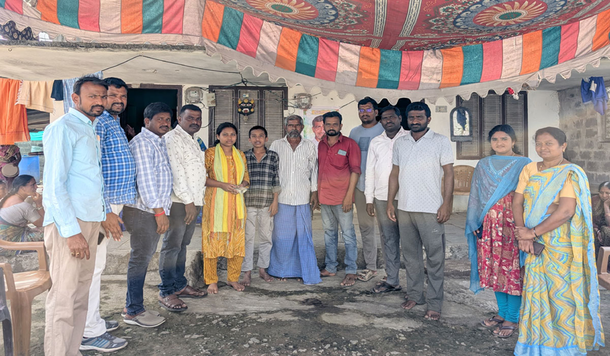 Veenavanka | స్నేహితుడి కుటుంబానికి టెన్త్‌క్లాస్‌మెట్స్‌ ఆర్థిక చేయూత
