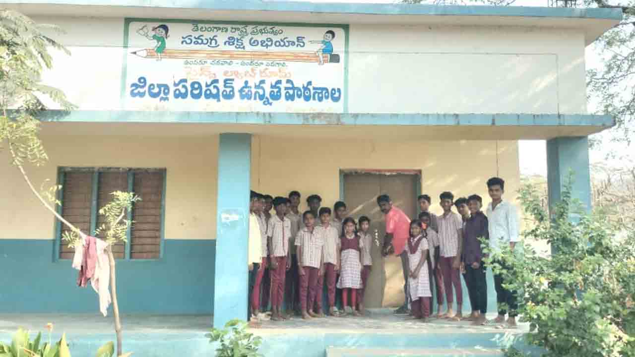 Gadwala | చిన్న తాండ్రపాడు జిల్లా పరిషత్ ఉన్నత పాఠశాలకు తాళం వేసిన కాంట్రాక్టర్‌