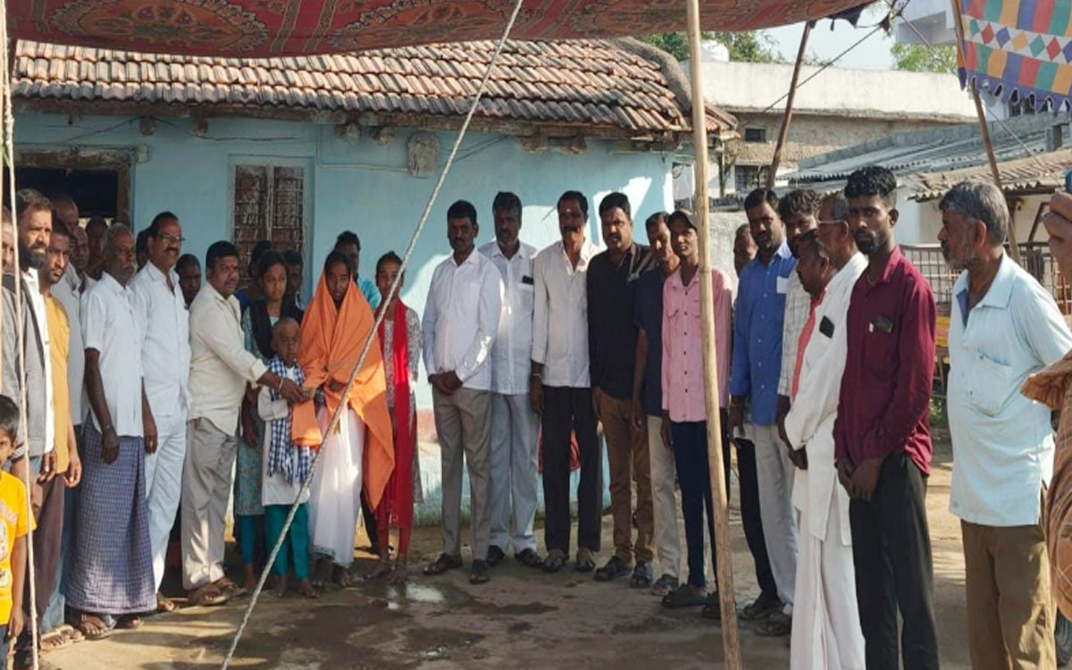 బీఆర్‌ఎస్ కార్యకర్త కుటుంబానికి ఆర్థిక సాయం