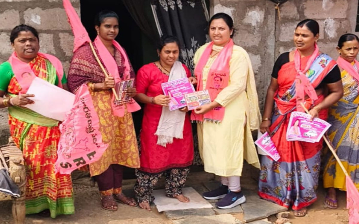 ప్ర‌చారంలో గెలుపే లక్ష్యంగా దూసుకెళ్తున్న తెక్వాండో క్రీడాకారిణి