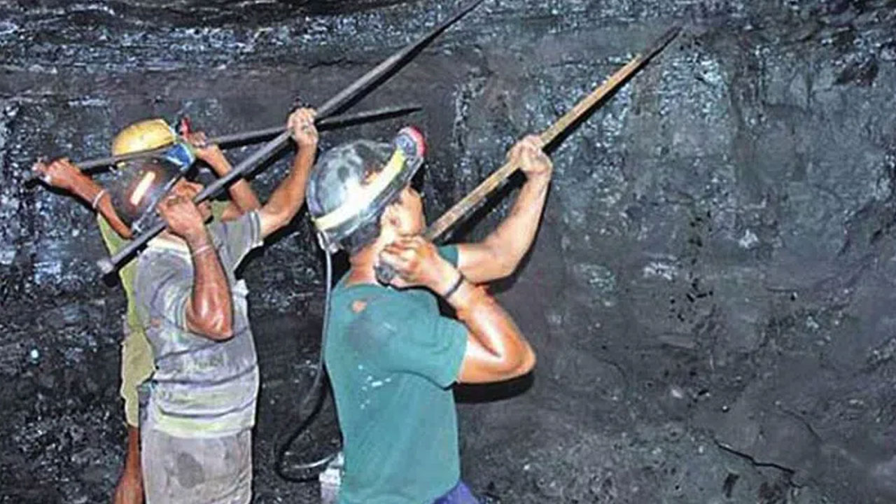 Coal Mine: గోదావ‌రిఖ‌ని బొగ్గుగ‌నిలో ప్ర‌మాదం.. తీవ్రంగా గాయ‌ప‌డ్డ కార్మికుడు