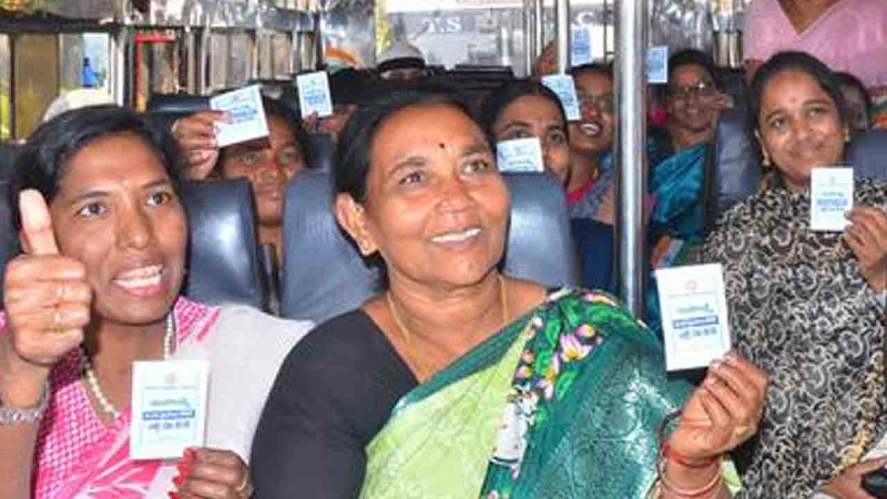 డబ్బుల్లేవంటూనే సర్కార్‌ దుబారా!.. స్మార్ట్‌కార్డుల పేరిట రూ75 కోట్లు వృథా!