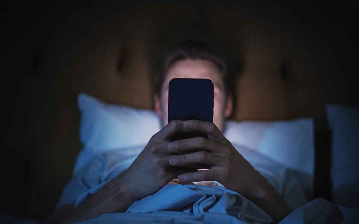Smart Phones | రాత్రి పూట ఫోన్‌ల‌ను అతిగా చూస్తే ఇబ్బందే.. ఎలాంటి స‌మ‌స్య‌లు వ‌స్తాయంటే..?