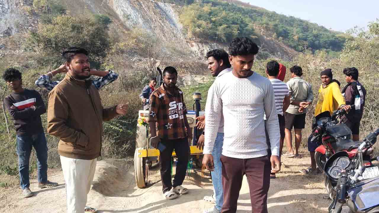 Kasipeta | సోమగూడెం వాగులో భారీగా ఇసుక తరలింపు.. అడ్డుకున్న ట్రాక్టర్ యూనియన్ నాయకులు