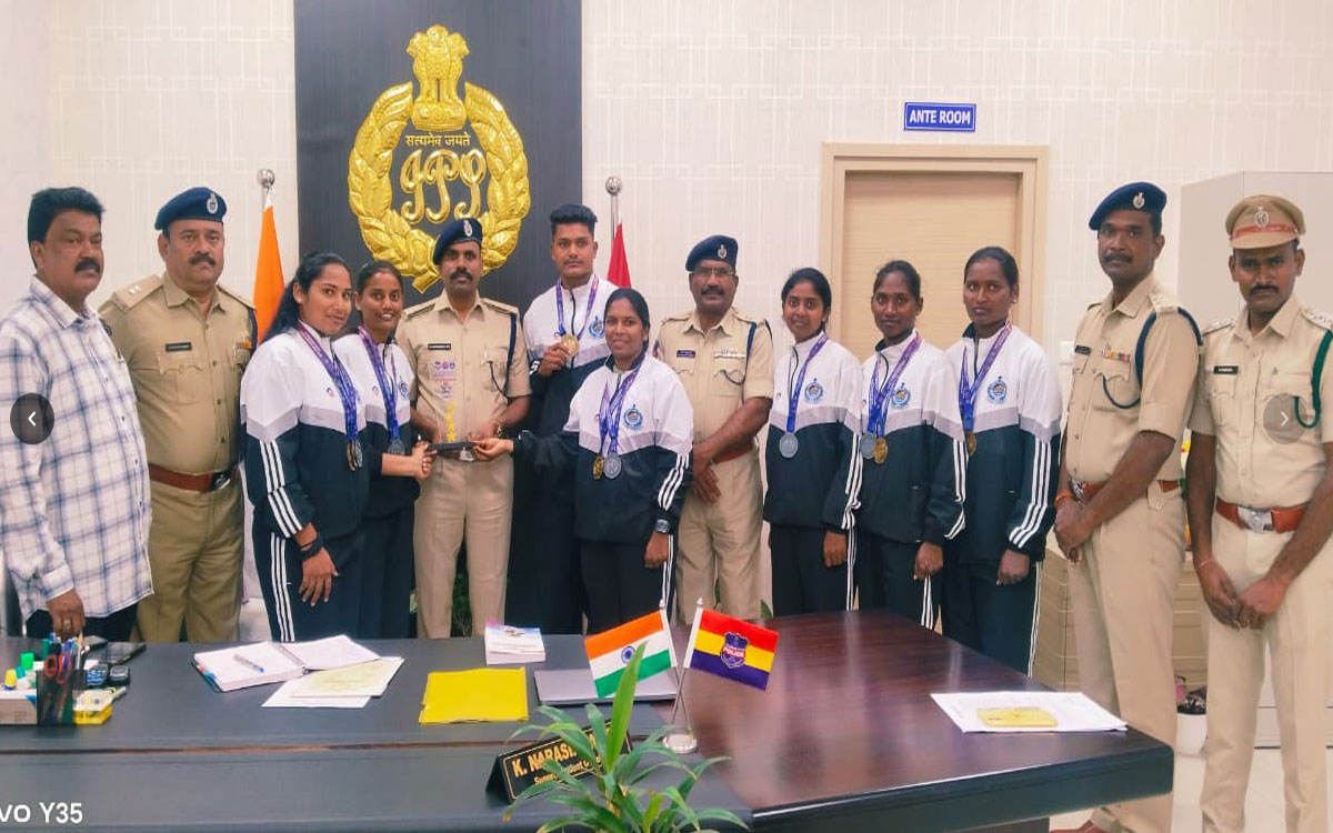 క్రీడల్లో ప్రతిభ చూపిన పోలీసులకు ప్రోత్సాహకాలు : ఎస్పీ న‌ర‌సింహ‌