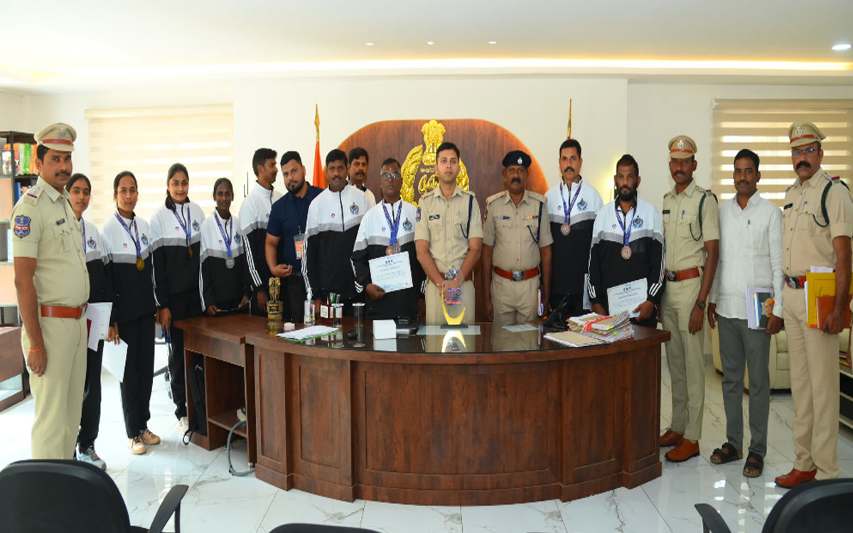 పోలీస్ స్పోర్ట్స్‌ మీట్‌లో మెడ‌ల్స్ సాధించిన సిబ్బందికి ఎస్పీ అభినంద‌న‌లు