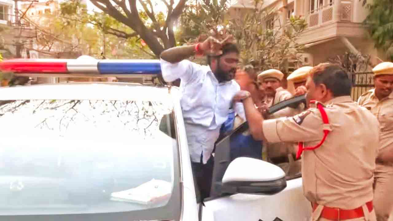 Nemmadi Sravan Kumar | కేసీఆర్‌ను విచారించడంపై మండిపడిన బీఆర్‌ఎస్వీ.. మినిస్టర్స్ క్వార్టర్స్‌ను ముట్టడించిన నాయకులు.!