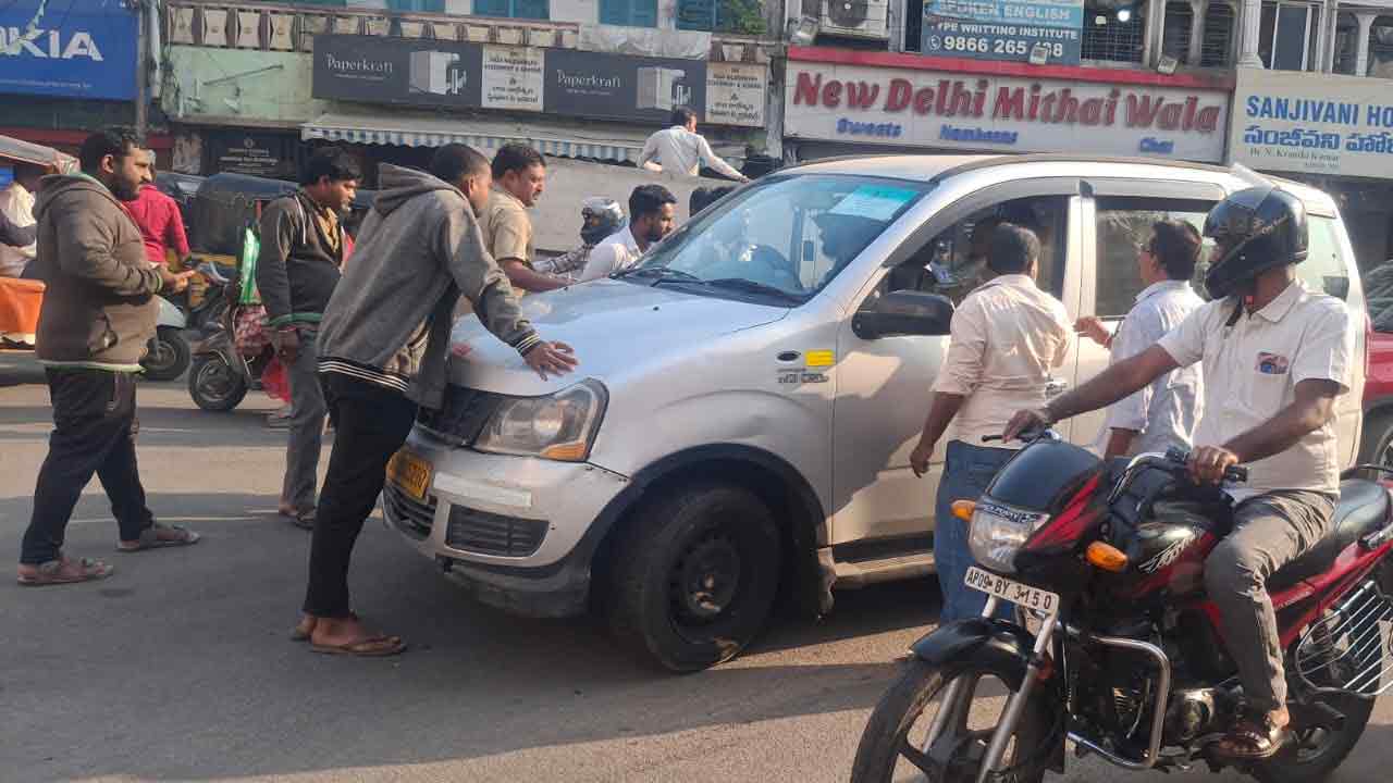 General strike | తెలంగాణలో కొనసాగుతున్న సార్వత్రిక సమ్మె..ఎక్కడికక్కడ నిలిచిపోయిన సేవలు