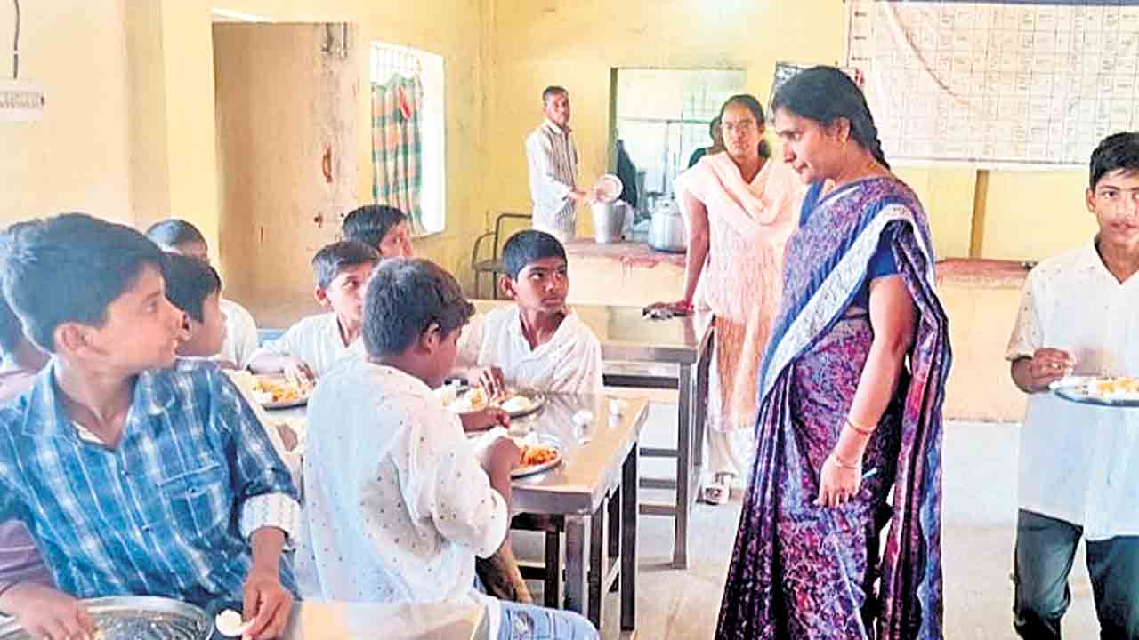 నాసిరకం భోజనంపై నిరసన.. అన్నం ప్లేట్లను రోడ్డుపై విసిరేసి విద్యార్థుల ఆందోళన