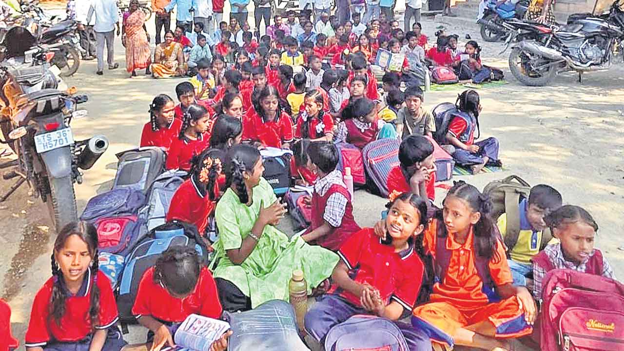 కిరాయి కట్టలేదని సర్కార్‌ బడికి తాళం