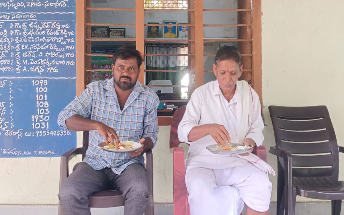 సులానగర్ జ‌డ్పీహెచ్ఎస్‌లో మ‌ధ్యాహ్న భోజ‌నం ప‌రిశీల‌న‌