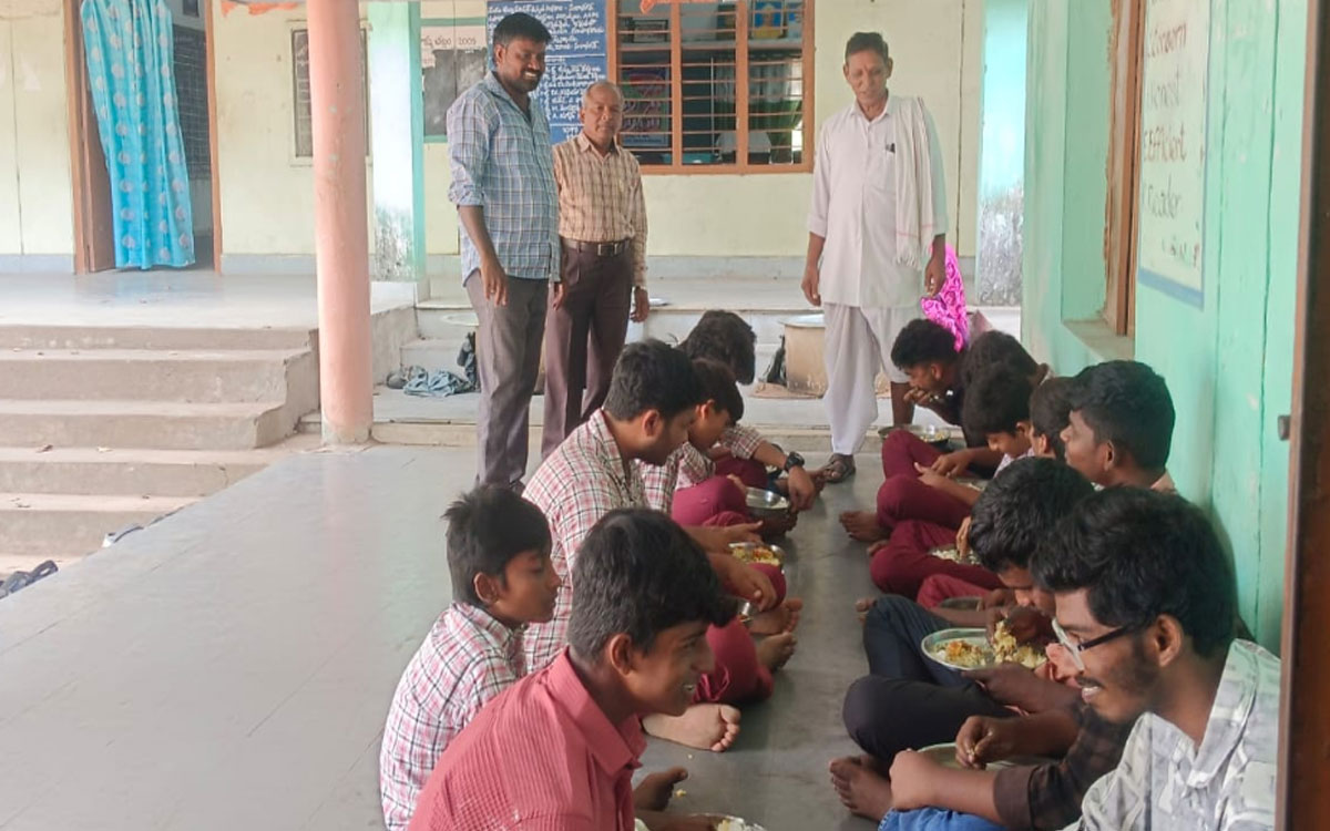 సులానగర్ జ‌డ్పీహెచ్ఎస్‌లో మ‌ధ్యాహ్న భోజ‌నం ప‌రిశీల‌న‌