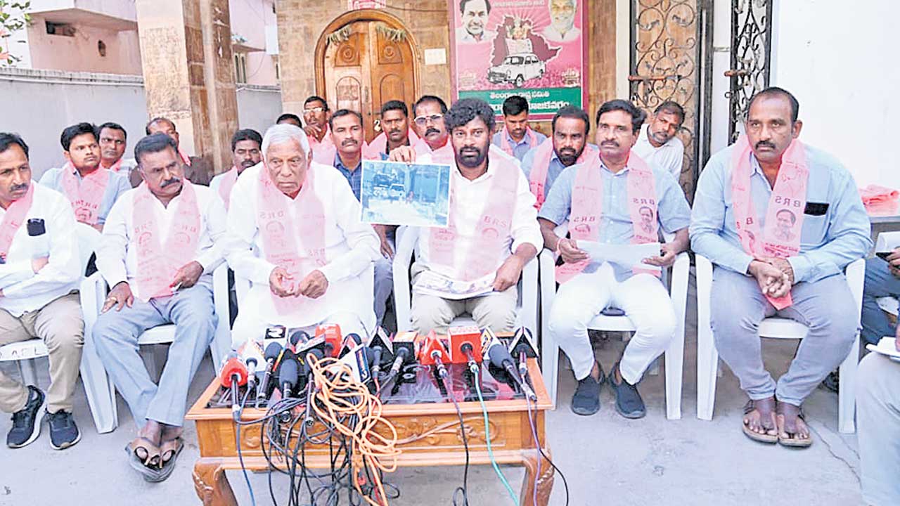 ప్రజాస్వామ్యాన్ని ఖూనీ చేసిన మంత్రి వివేక్‌