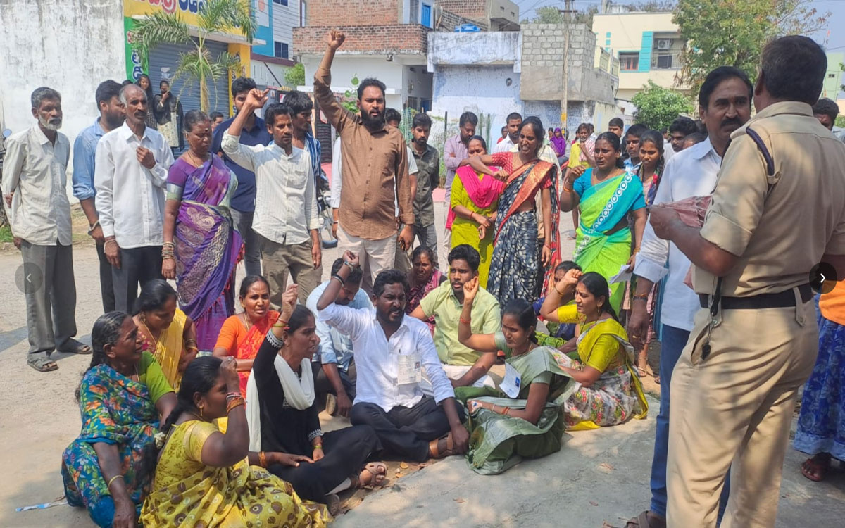 అధికార పార్టీ అరాచకాలు ఆపాలంటూ సూర్యాపేట‌లో ఆందోళన