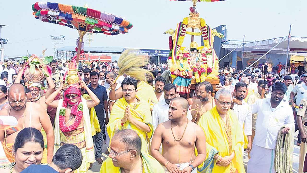 వైభవంగా ఆళ్వార్లకు పుణ్యతీర్థ స్నానం