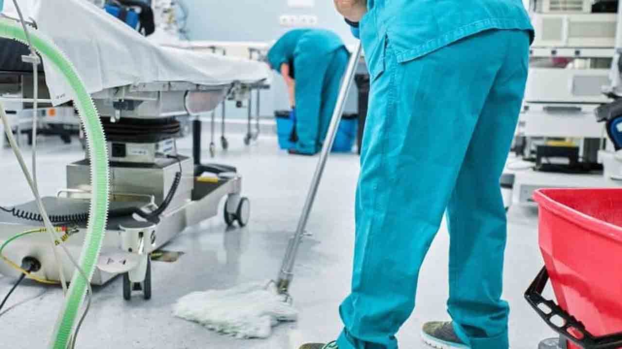 ప్రసవం చేసిన స్వీపర్‌.. శిశువు మృతి.. వైద్యులు లేక సాహసం