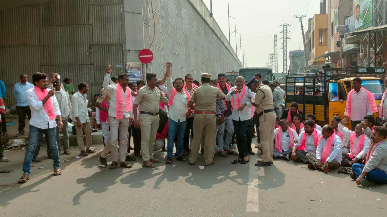 Thandur |  వైఫల్యాలను ప్రశ్నిస్తున్నందుకే కేసులు..తాండూర్‌లో బీఆర్ఎస్ ధర్నా