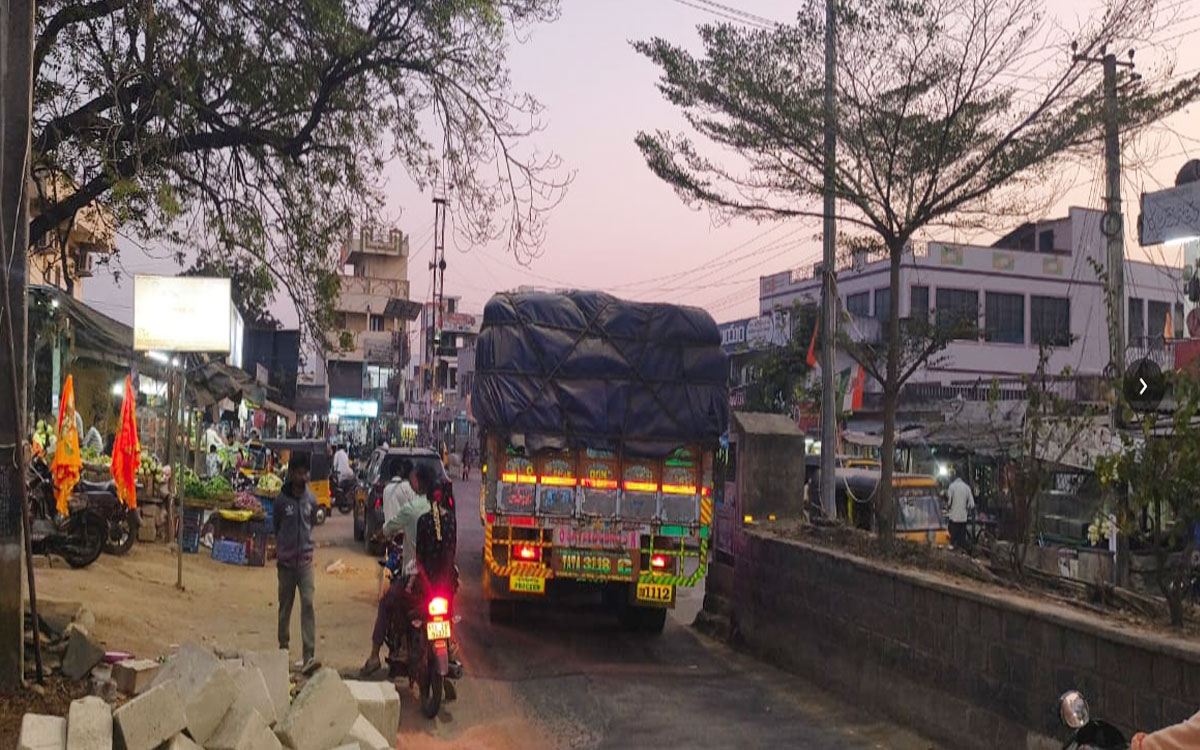 టేకులపల్లిలో వాహనాల రాకపోకలకు ఇబ్బందులు
