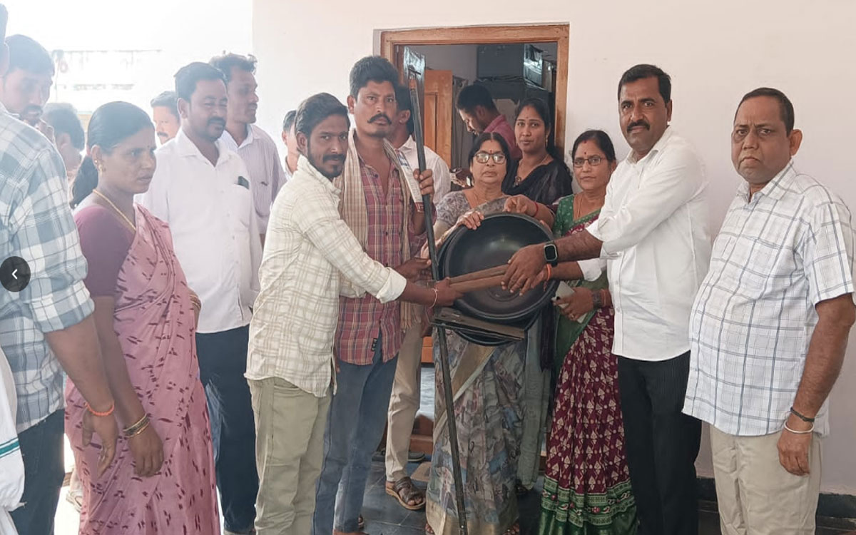 ఉపాధి కూలీలకు పలుగు, పారా పంపిణీ