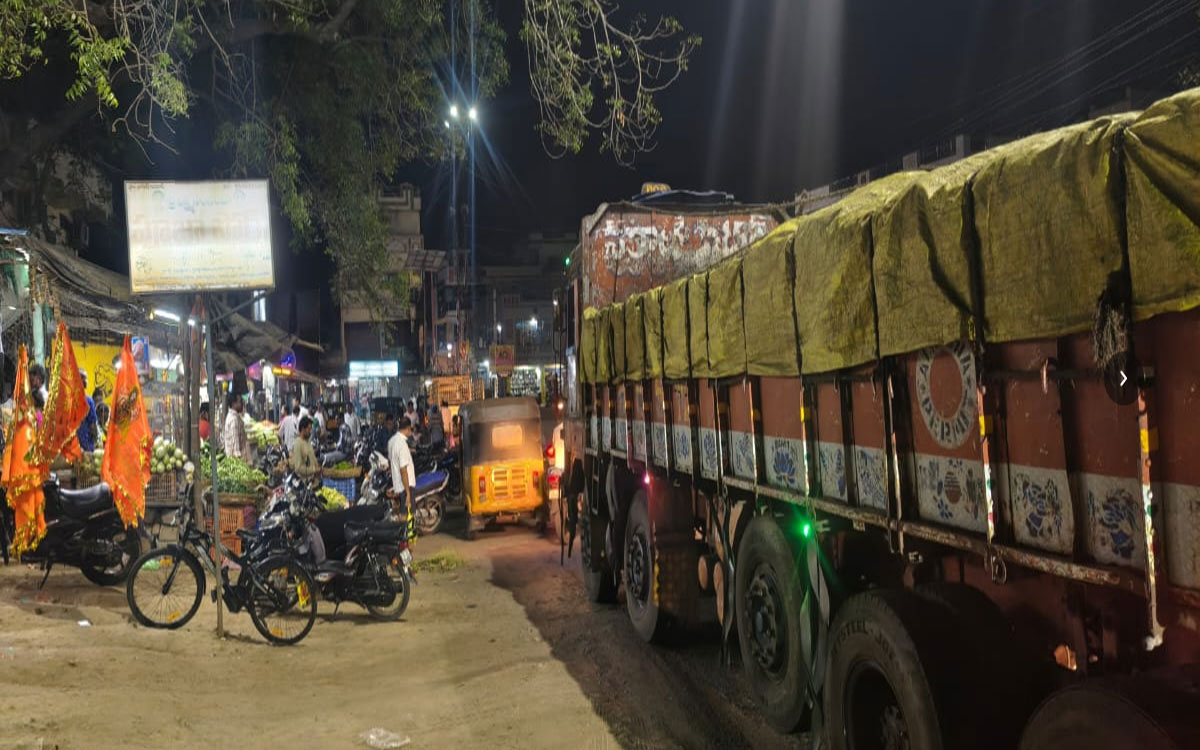 టేకులపల్లిలో వాహనాల రాకపోకలకు ఇబ్బందులు