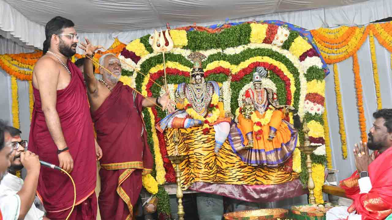 Maha Shivaratri | వేయిస్తంభాల దేవాలయంలో మహా శివరాత్రి వేడుకలు.. వైభవంగా రుద్రేశ్వరస్వామివారి కల్యాణోత్సవం..!