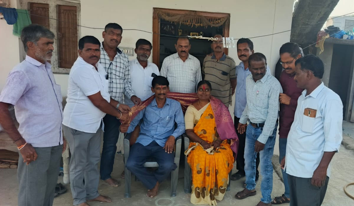 Chigurumamidi | చిగురుమామిడిలో వార్డుసభ్యురాలికి అసోసియేషన్ సభ్యుల సన్మానం