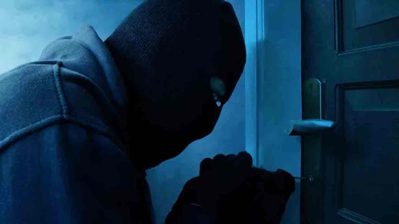 Choutuppal | రియల్ ఎస్టేట్ వ్యాపారి ఇంట్లో చోరీ.. 22 లక్షలు ఎత్తుకెళ్లిన దుండగులు