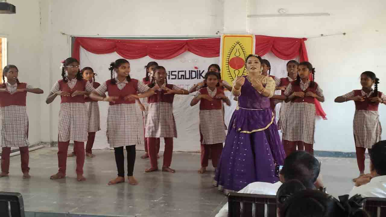 Thoguta | గుడికందులలో కథక్ నృత్య శిక్షణ..ఉత్సాహంగా పాల్గొన్న విద్యార్థులు
