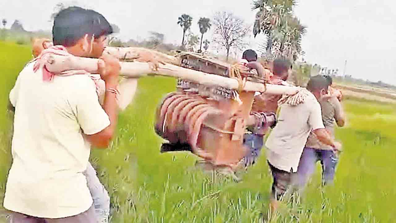 సర్కార్‌కు పట్టని ట్రాన్స్‌ ఫార్మర్‌!.. కాలిపోయి రెండురోజులైనా స్పందించని అధికారులు, ప్రజాప్రతినిధులు